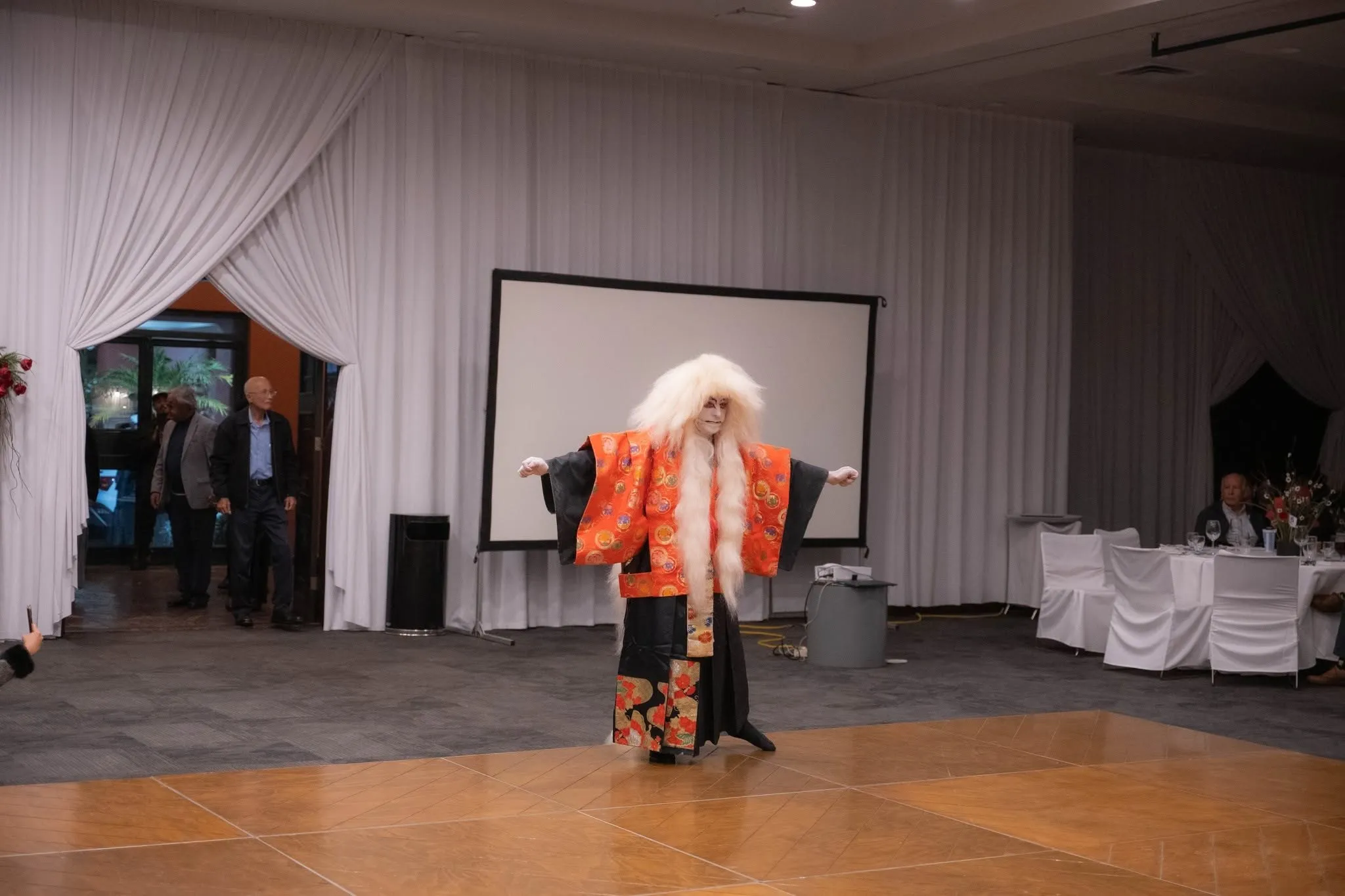 Intérprete de kabuki con melena blanca y kimono naranja